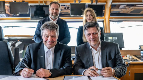 Thomas Keupp, Chief Sales Officer at TKMS (seated left), and Miltiadis Varvitsiotis, CEO of Skaramangas Shipyards, following the signing of the MLU agreement