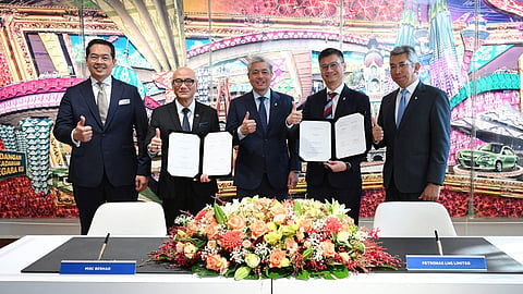 Signing of time charter agreement and shipbuilding contract between Petronas LNG, MISC Group and Hudong-Zhonghua Shipbuilding