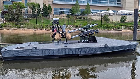 Comet-01 fitted with what appear to be AGM-114 Hellfire anti-armor missiles and AIM-9X Sidewinder IR-guided missiles