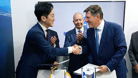 Kim Jae‑rak, Global Defence Sales Director at HD Hyundai Heavy Industries, and Miltiadis Varvitsiotis, Vice President and CEO of Skaramangas Shipyards, shake hands following the signing of the memorandum of understanding.