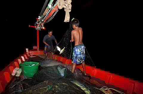 Two crewmembers haul by hand one of several gillnets set a couple of hours earlier near Paknam Chumphon, Thailand. Photo: Alan Haig-Brown