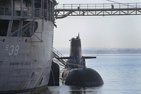 Sailors assigned to the Australian Collins-class submarine HMAS Sheean prepare to receive hotel services and supplies during bilateral training event with USS Emory S. Land in Fremantle, Australia, September 13, 2019. (Photo: US Navy/Mass Communication Specialist 2nd Class Jordyn Diomede)