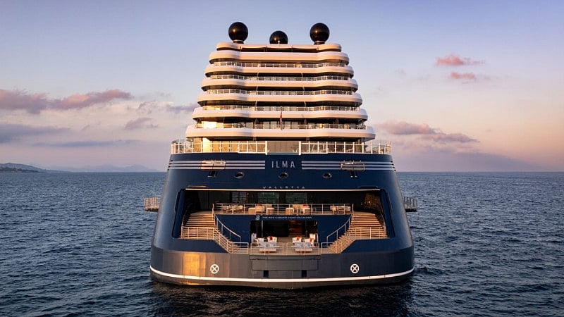 THE RITZ-CARLTON YACHT（ヨット）のトートバッグ Ilma-stern-with-marina.jpeg
