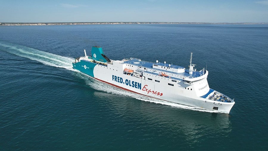 Fred Olsen Express carries 930,000 passengers in July and August