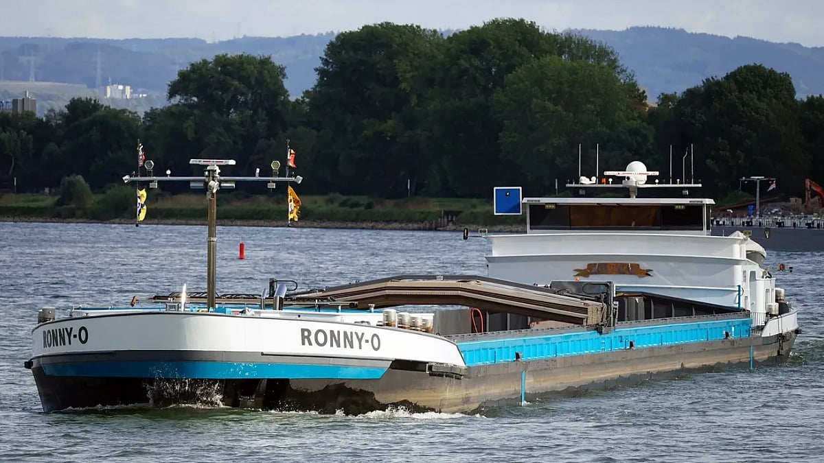 Two killed in cargo unloading mishap on ship in Rotterdam's Waalhaven ...