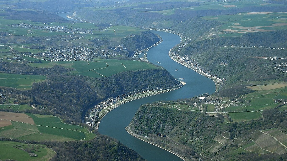 Parched Rhine forces ships to lighten loads and shift cargo ashore