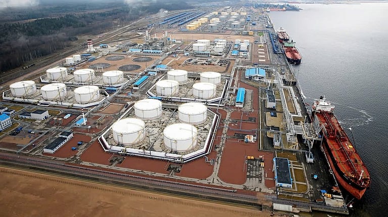 Ukrainian attacks hit Russian oil flows despite push for high exports