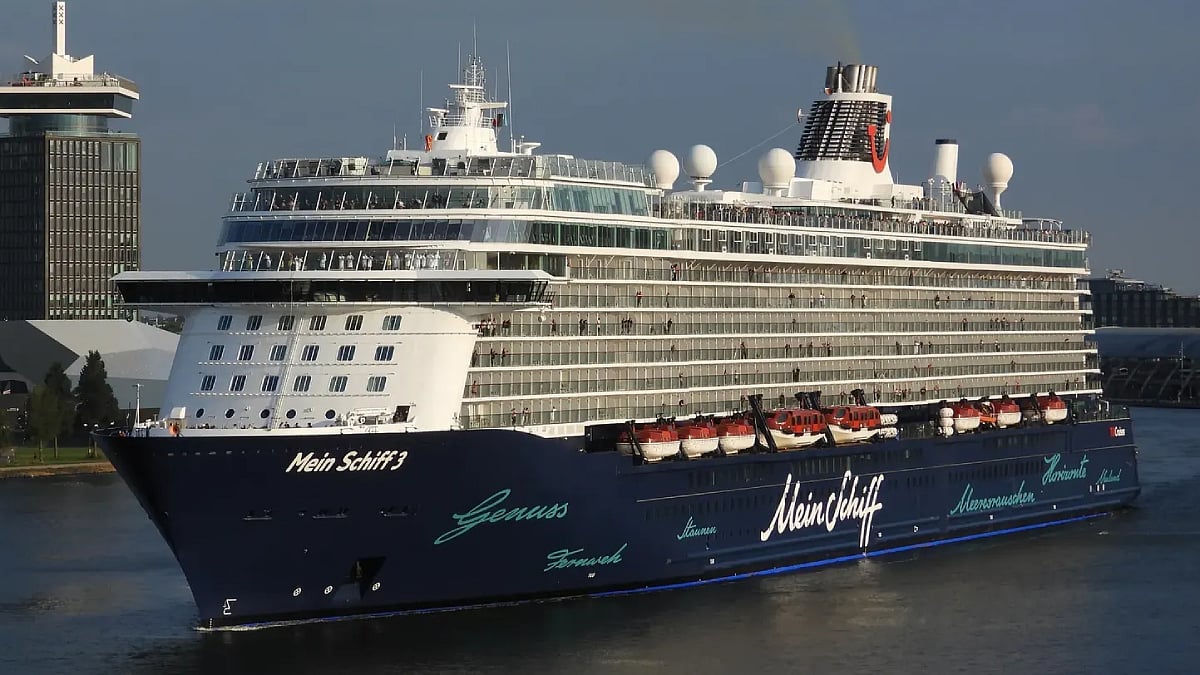 Cruise ship collides with two container vessels in Bremerhaven