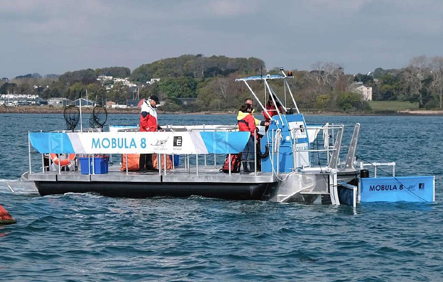 VESSEL REVIEW | Mobula 8 – Compact oil and debris collecting boat for ...