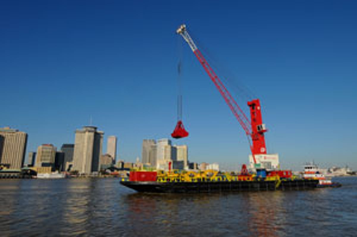 Associated Terminals orders new floating crane