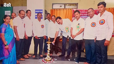 दीप प्रज्वलन प्रसंगी चेअरमन श्री उत्तम जाधव व्हा.चेअरमन श्री राजेंद्र येळवडे,गव्हर्नमेंट सर्व्हंट्स बँकेचे संचालक श्री शशिकांत तिवले,सेक्रेटरी ज्ञानदेव खराडे व इतर मान्यवर 