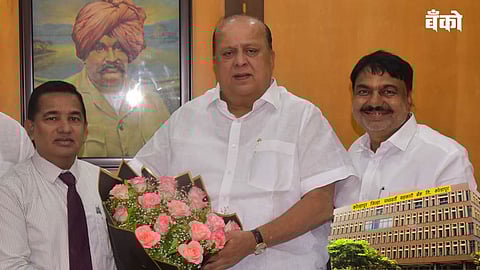 मंत्री हसन मुश्रीफ यांनी मुख्य कार्यकारी अधिकारी श्री. शिंदे यांचा पुष्पगुच्छ देऊन सत्कार केला