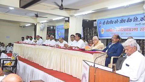 वीरशैव बँकेच्या ८४ व्या वार्षिक सर्वसाधारण सभेत मनोगत व्यक्त करताना बँकेचे अध्यक्ष महादेव साखरे,व्यासपीठावर ज्येष्ठ संचालक नानासो नष्टे,इतर संचालक व व्यवस्थापन मंडळ सदस्य.