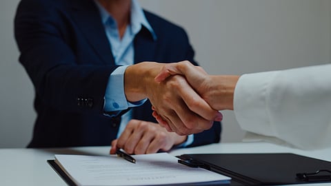 Handshake M&A stock image BankNews.com