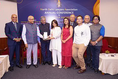 Pallavi Saluja, Editor in Chief, Bar & Bench recieving the award along with Debayan Roy and Ratna Singh