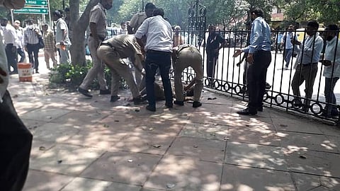 पुरुष, महिला ने सुप्रीम कोर्ट परिसर के बाहर आत्मदाह का प्रयास किया