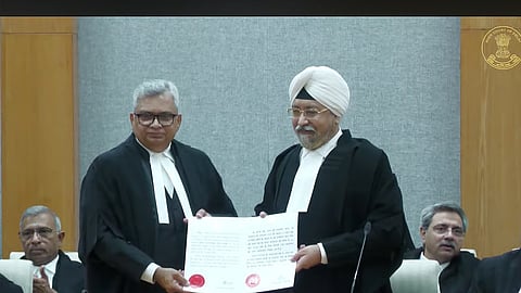 Acting Chief Justice Nitin Wasudeo Sambre administers oath to Justice Gurvinder Pal Singh
