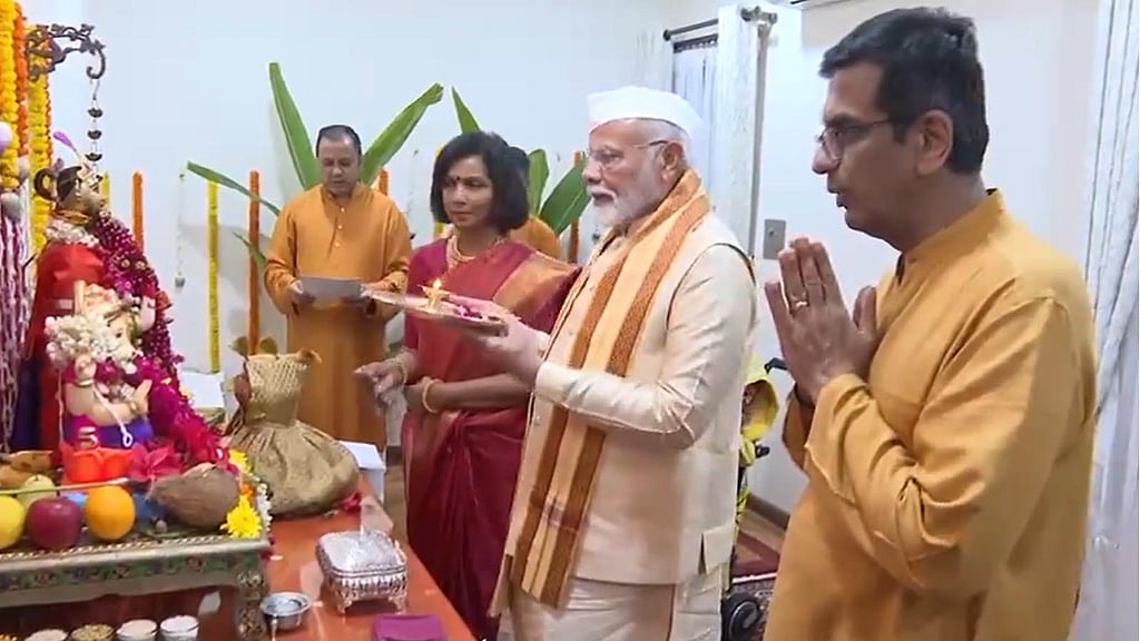 PM Modi attends Ganesh Puja at CJI DY Chandrachud residence; sparks ...