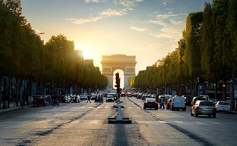 champs elysees, arc de triomphe, paris, traffic, sunrise, france