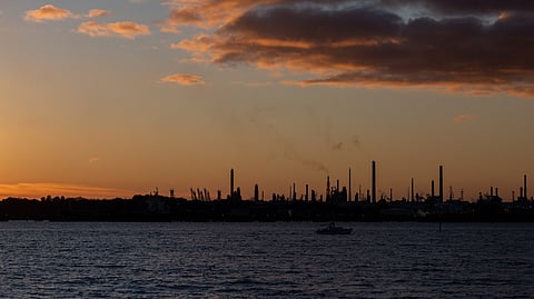 UK, Fawley, refinery, sea