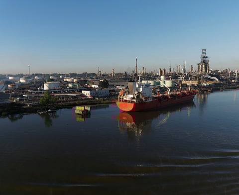 Photo of vessel at refinery in Buenos Aires 