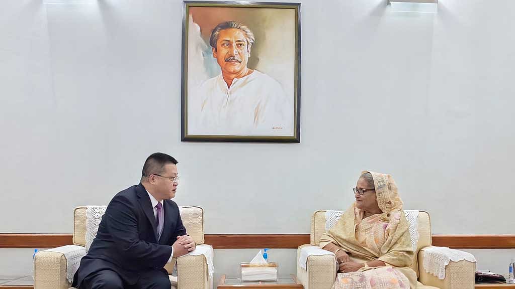 <div class="paragraphs"><p>গণভবনে শেখ হাসিনার সঙ্গে সোমবার সৌজন্য সাক্ষাৎ করেন চীনা রাষ্ট্রদূত ইয়াও ওয়েন। (চীনা দূতাবাসের ফেইসবুক পেইজ থেকে নেওয়া ছবি।)</p></div>