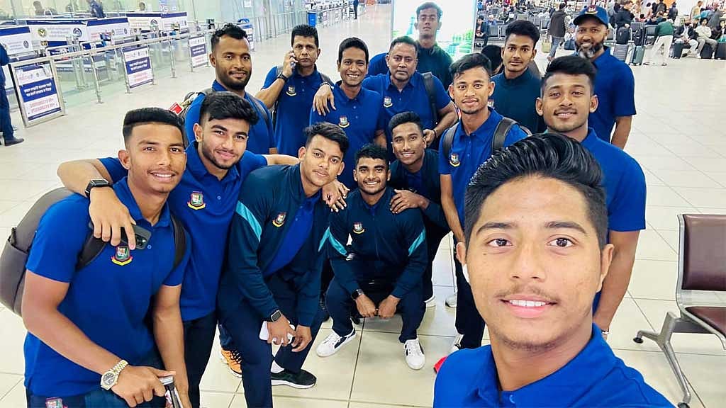 <div class="paragraphs"><p>এশিয়া কাপ জয়ের পর বিশ্বসেরার মুকুট পরার স্বপ্ন নিয়ে দক্ষিণ আফ্রিকার পথে উড়াল দিল বাংলাদেশ অনূর্ধ্ব-১৯ দল। </p></div>