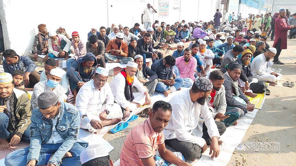 বিশ্ব ইজতেমা: আখেরি মোনাজাতে মানুষের ঢল