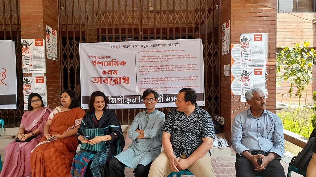 প্রক্টর-প্রাধ্যক্ষের অব্যাহতিসহ পাঁচ দাবি: জাবিতে অবরোধ তৃতীয় দিনে