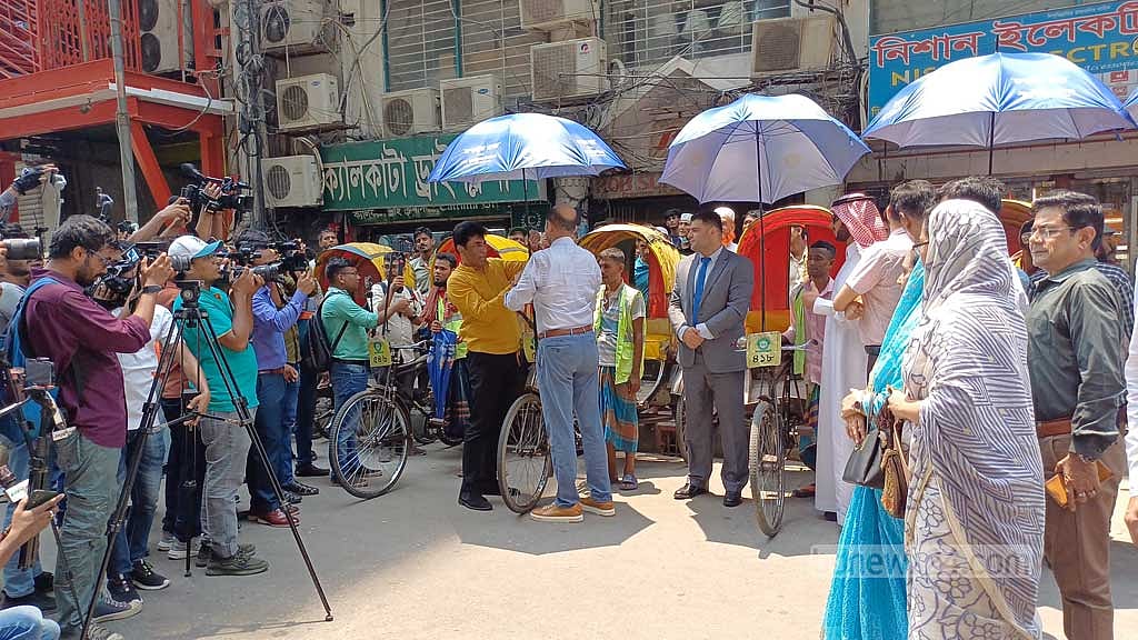 ‘হিট অফিসারের পরামর্শে’ রিকশা চালকদের ছাতা, পানির বোতল