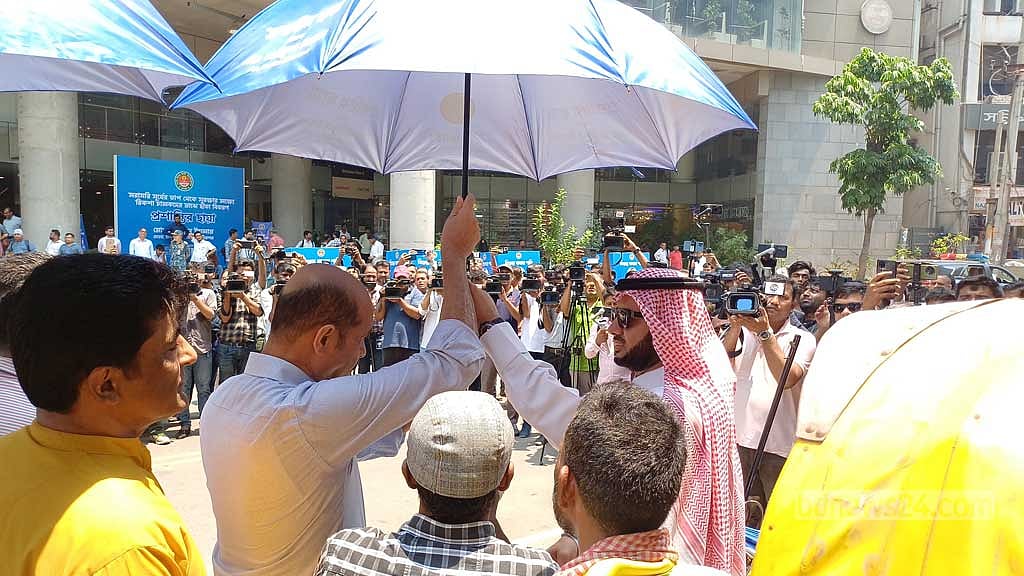 ‘হিট অফিসারের পরামর্শে’ রিকশা চালকদের ছাতা, পানির বোতল