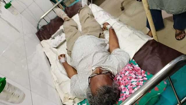 Anu Muhammad falls, injures feet while disembarking from train