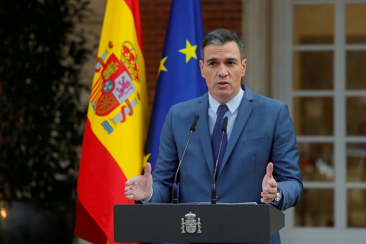 'Look, no tie': Spanish PM urges casual wear to stay cool, save energy