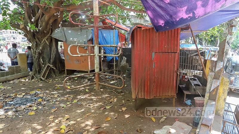 People have set up shops in two parts of the park of Dhaka North City Corporation between Block D and E of Mirpur 12. Photo: Asif Mahmud Ove