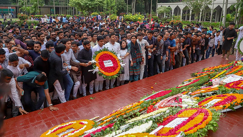 Leaders and activists of the Bangladesh Chhatra League pay tribute to Kazi Nazrul Islam by placing wreaths on his grave next to the Dhaka University Central Mosque, marking the national poet’s death anniversary on Saturday, Aug 27, 2022.