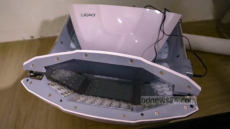 The Hair Transplant and Cosmetic Surgery Centre in Dhaka’s Banani has an operation theatre that uses lasers to transplant hair on customers’ heads. However, no doctor trained in the procedure is employed at the clinic and it was, instead, carried out by nurses.