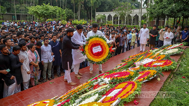 Leaders and activists of the Bangladesh Chhatra League’s Dhaka University unit pay tribute to Kazi Nazrul Islam by placing wreaths on his grave next to the Dhaka University Central Mosque, marking the national poet’s death anniversary on Saturday, Aug 27, 2022.