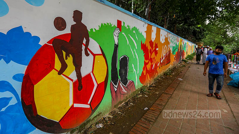 Fans have painted graffiti of players on the walls of the officers’ quarters of the Water Development Board in Dhaka’s Banani as the FIFA World Cup Qatar 2022 is fast approaching.