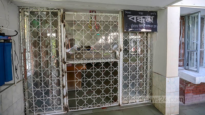 The dining mess at Dhaka University’s Zia Hall, run by students, is currently closed. This has forced many students to eat at the canteen instead.