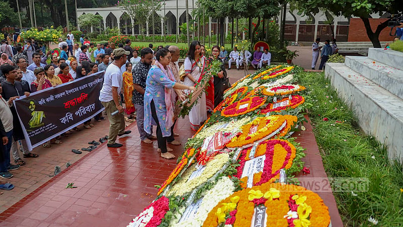 The family of Kazi Nazrul Islam pays tribute to the national poet by placing wreaths on his grave next to the Dhaka University Central Mosque on his death anniversary on Saturday, Aug 27, 2022.