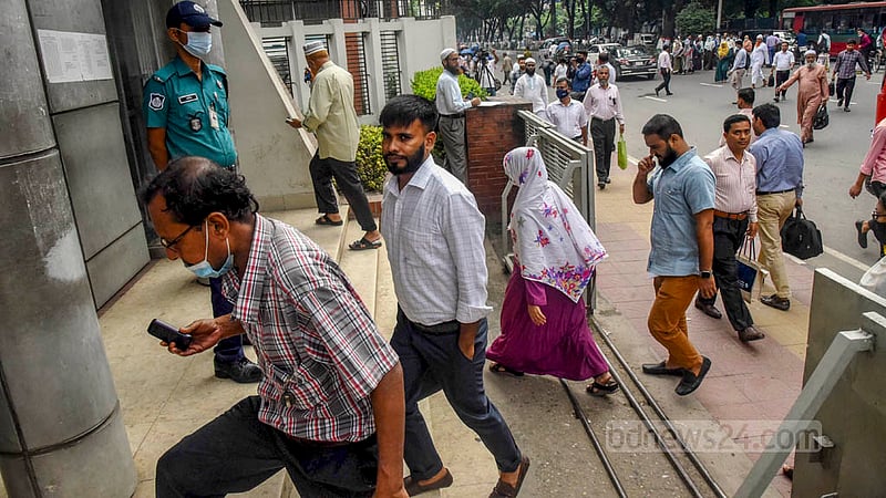 Staffers arrive at the Secretariat in Dhaka on Wednesday morning, Aug 24, 2022, the first day of new work hours for government and autonomous institutions introduced to save energy.