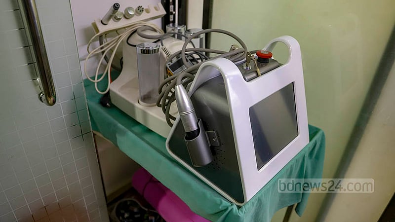 The Hair Transplant and Cosmetic Surgery Centre in Dhaka’s Banani has no doctors on duty for hair transplants, but it has all the equipment necessary to conduct the procedure.