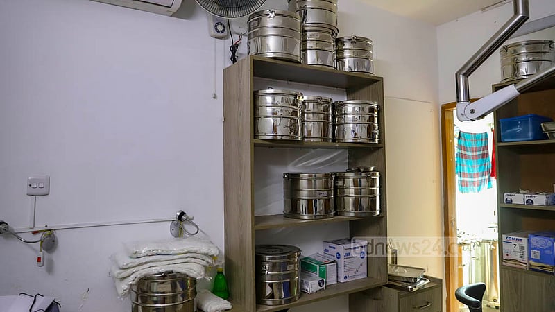 The Hair Transplant and Cosmetic Surgery Centre in Dhaka’s Banani has an operation theatre that uses lasers to transplant hair on customers’ heads. However, no doctor trained in the procedure is employed at the clinic and it was, instead, carried out by nurses.