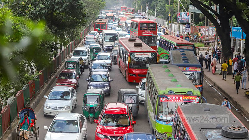 As office hours were brought forward by an hour to conserve power, the College Gate area in Dhaka was teeming with vehicles on Wednesday morning, Aug 24, 2022.