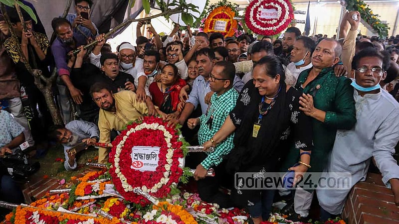 Some survivors of the grisly Aug 21, 2004 grenade attack offer their respects to the victims at the Bangabandhu Avenue memorial on Sunday, Aug 21, 2022. Photo: Asif Mahmud Ove