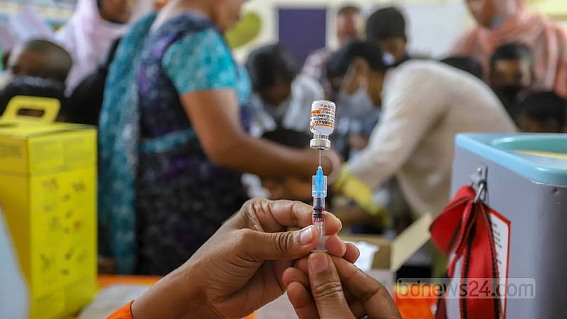 A health official prepares a COVID-19 vaccine shot at Mohakhali Abdul Hamid Dorzy Govt Primary School centre in Dhaka on the first day of the vaccination drive for children on Thursday, Aug 25, 2022.