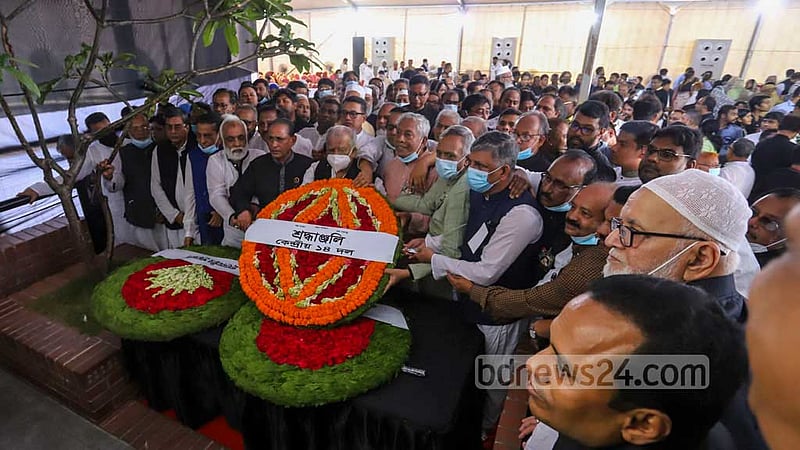 Leaders of the 14-party ruling coalition pay tributes to Aug 21, 2004 grenade attack victims by placing a floral wreath at the Bangabandhu Avenue memorial in Dhaka on Sunday. Photo: Asif Mahmud Ove
