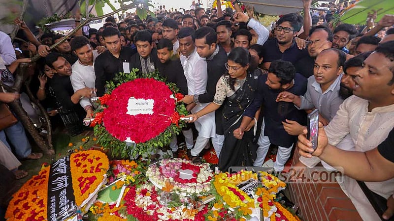 Leaders and members of the Chhatra League, Awami League's student organisation, pay tribute to Aug 21, 2004 grenade attack victims at the Bangabandhu Avenue memorial on Sunday. Photo: Asif Mahmud Ove