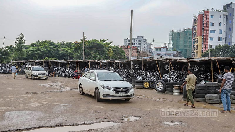 Customers bring their vehicles to the used tyre marketplace situated next to Uttara's Sonargaon Janapath Road in the Khalpar area.