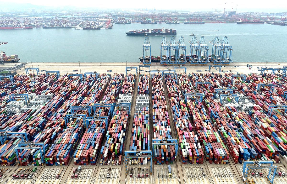 China's shrinking imports, slower exports growth darken the economic outlook
